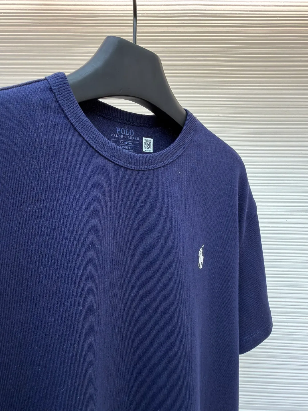 Ralph Lauren logo embroidered short sleeves ●Original version: Purchased and developed for 990 ●Item number: 1682483-X80 ●Material: linen soft plain fabric ●Technology: embroidery production ●Color: navy ●Version: Fitted version ●Weight: about 295 grams ●Size: S-M-L-XL ●Description: Customized cotton and linen soft plain fabric, delicate touch, comfortable and skin-friendly, with deep black as the main color Exquisite red pony logo is embellished throughout. It is highly recognizable. It brings an atmosphere of freedom and vitality. A symphony of pure and smart colors. It outlines a high-end outline with extreme simplicity and becomes the smart focus of the vision. It shows taste in silence and adopts imported machine embroidery technology. It uses advanced computer control system and precise mechanical components to realize the iconic pony embroidery operation. High precision. The lines are smooth and delicate. The fabrics have been washed. It has a better hand feel and texture. It is not easy to deform and not shrink. Not easy to fade and maintain long-lasting beauty. The overall wiring is straight and delicate, the fabric is comfortable and soft, and the color is consistent without color difference. It can be matched with the same style to create a fashionable look and control various occasions. Customized accessories, complete with three standards, same style for men and women!